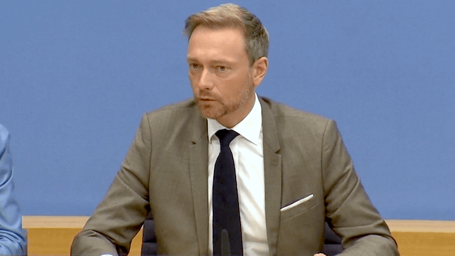 FDP-Chef Christian Lindner sagte am Freitagmittag, dass es mit den Grünen „keine Telefonkonferenz, keine Gespräche, keine Abstimmung“ über die Verteilung von Ministerien gegeben habe. (Screenshot: YouTube)
