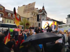 Erneut gab es Pfiffe und Plakate gegen Angela Merkel, diesmal in Finsterwalde. (Screenshot: YouTube)