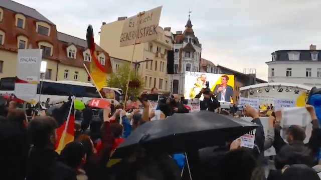 Erneut gab es Pfiffe und Plakate gegen Angela Merkel, diesmal in Finsterwalde. (Screenshot: YouTube)