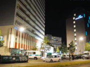Eine Frau stürzte in der Leipziger Straße aus dem 16. Stock und verstarb vor Ort. (Screenshot: YouTube)