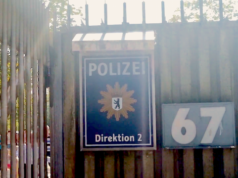 In der Polizeischule an der Charlottenburger Chaussee in Ruhleben wurden fremdenfeindliche Toilettensprüche entdeckt. (Screenshot: YouTube)