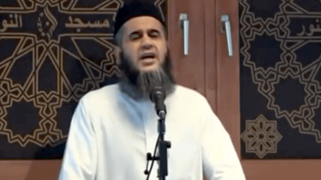 Zu den sogenannten Hasspredigern in der Neuköllner al-Nur-Moschee zählt auch Imam Abu Bilal Ismail, der in Dänemark offen die Steinigung von Frauen fordert, die Unzucht begehen. (Screenshot: YouTube)