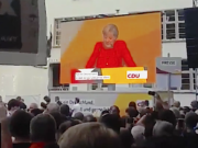 Unbekannte werfen zwei Tomaten auf Merkel In Heidelberg haben Unbekannte zwei Tomaten auf Merkel geworfen. (Screenshot: YouTube)