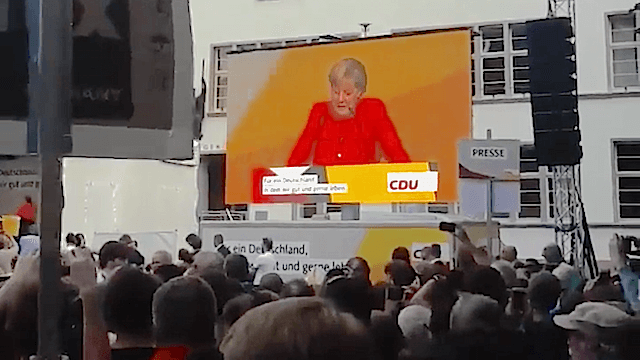 In Heidelberg haben Unbekannte zwei Tomaten auf Merkel geworfen. (Screenshot: YouTube)