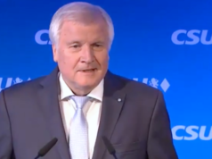 Horst Seehofer will die CSU darüber diskutieren lassen, ob man eine eigene Fraktion im Bundestag aufmacht. (Screenshot: YouTube)