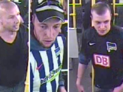 Die Polizei Berlin sucht diese drei Hertha-Fans, die vier unbekannte Fremde mit Flaschen beworfen haben sollen. (Fotos: Polizei Berlin)