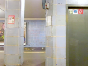 Die Polizei sucht zwei Kontrolleure, die auf dem U-Bahnhof Weinmeisterstraße brutal auf eine Rentnerin losgingen. (Screenshot: YouTube)