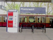 Sechs junge Männer haben auf dem S-Bahnhof Plänterwald eine Schlägerei gestartet. (Screenshot: YouTube)