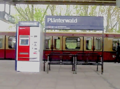 Sechs junge Männer haben auf dem S-Bahnhof Plänterwald eine Schlägerei gestartet. (Screenshot: YouTube)