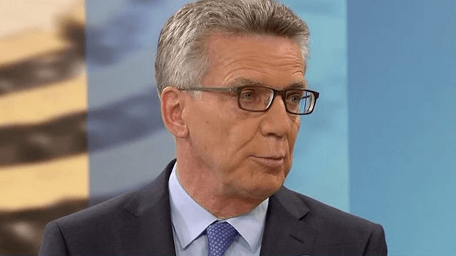 Nach Ansicht von Innenminister Thomas de Maizière (CDU) ist „die ganze Bevölkerung nach rechts gerückt“. (Screenshot: ARD)