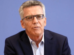 Thomas de Maizière hatte die Überprüfung Tausender Flüchtlinge angekündigt. Doch das Projekt ist offenbar gescheitert. (Screenshot: YouTube)