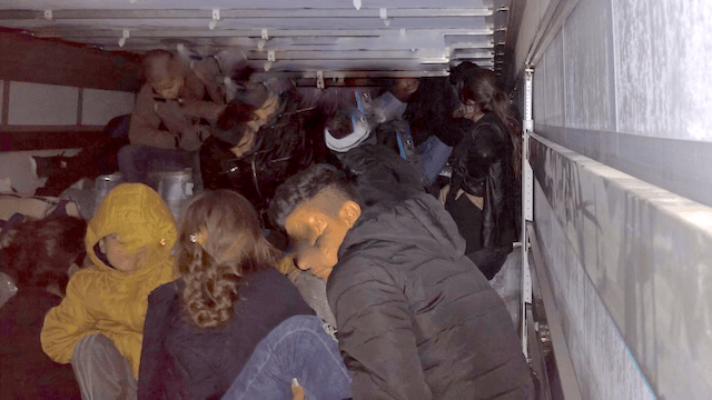 Die 48 in einem Laster aufgegriffenen Migranten waren aus Eisenhüttenstadt verschwunden, nun sind sie in Berlin aufgetaucht. (Foto: Twitter, Bundespolizei B)