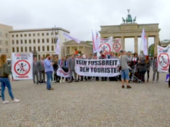 Auch die Partei erhält für ihren Wahlerfolg Geld vom Staat, mit dem sie Aktionen wie diese finanzieren kann. (Screenshot: YouTube)