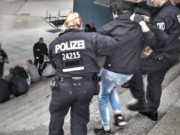 Die Polizei bei einem Großeinsatz am Alexanderplatz am Freitagabend. (Foto: Twitter)