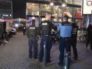 Immer wieder holen junge Flüchtlinge am Alexanderplatz ihre Messer heraus. (Screenshot: YouTube)