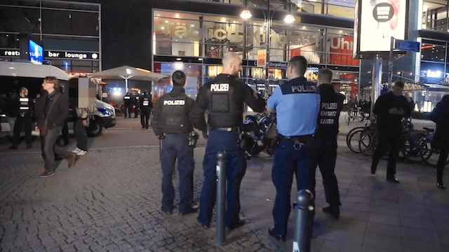 Immer wieder holen junge Flüchtlinge am Alexanderplatz ihre Messer heraus. (Screenshot: YouTube)