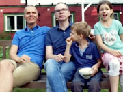 Mit Michael und Kai Korok aus Berlin hat erstmals ein schwules Paar ein Kind adoptiert. (Screenshot: YouTube)