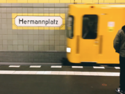 Ein Räuber hat am U-Bahnhof Hermannplatz eine junge Frau die Rolltreppe hinunter getreten. (Screenshot: YouTube)