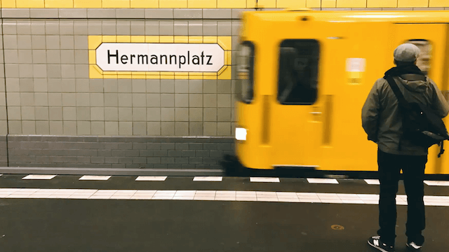 Ein Räuber hat am U-Bahnhof Hermannplatz eine junge Frau die Rolltreppe hinunter getreten. (Screenshot: YouTube)
