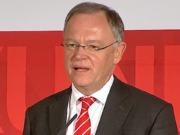 Ende der rot-grünen Koalition in Niedersachsen Der SPD-Ministerpräsident Stephan Weil hat die Wahl in Niedersachsen gewonnen. Doch seine rot-grüne Koalition ist abgewählt. (Screenshot: YouTube)