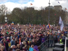 In Berlin demonstrierten Tausende gegen den Einzug der AfD in den Bundestag. (Screenshot: Twitter)