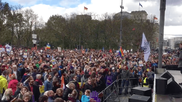 In Berlin demonstrierten Tausende gegen den Einzug der AfD in den Bundestag. (Screenshot: Twitter)