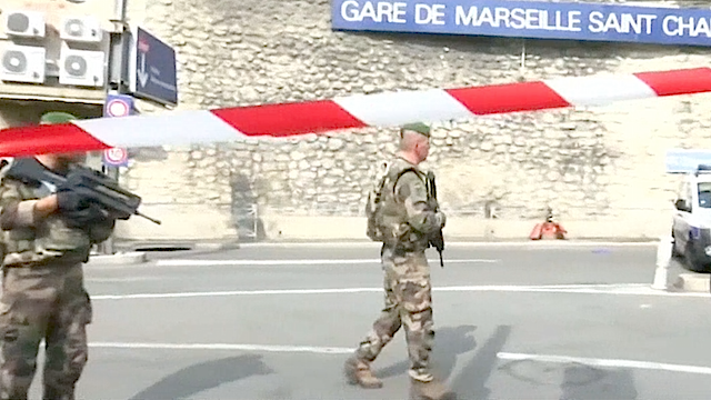 „Allahu Akbar“ am Bahnhof Saint Charles in Marseille. Ein Messer-Mann tötete zwei Frauen. (Screenshot: N24)
