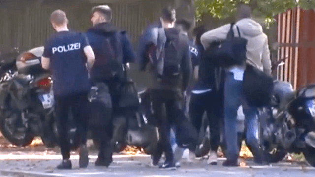 Die Kritik durch Ausbilder der Berliner Polizeiakademie an ihren Schülern hält an. (Screenshot: YouTube)