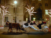 Ohne Sponsor bleibt Unter den Linden 2017 dunkel. Das war die Weihnachtsbeleuchtung in der Adventszeit vor drei Jahren (Screenshot: YouTube)