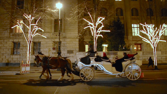 Ohne Sponsor bleibt Unter den Linden 2017 dunkel. Das war die Weihnachtsbeleuchtung in der Adventszeit vor drei Jahren (Screenshot: YouTube)