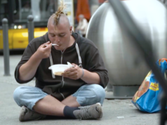 Polen schickt Sozialarbeiter nach Berlin, um obdachlose Landsleute bei der Heimkehr zu unterstützen. (Screenshot: YouTube)