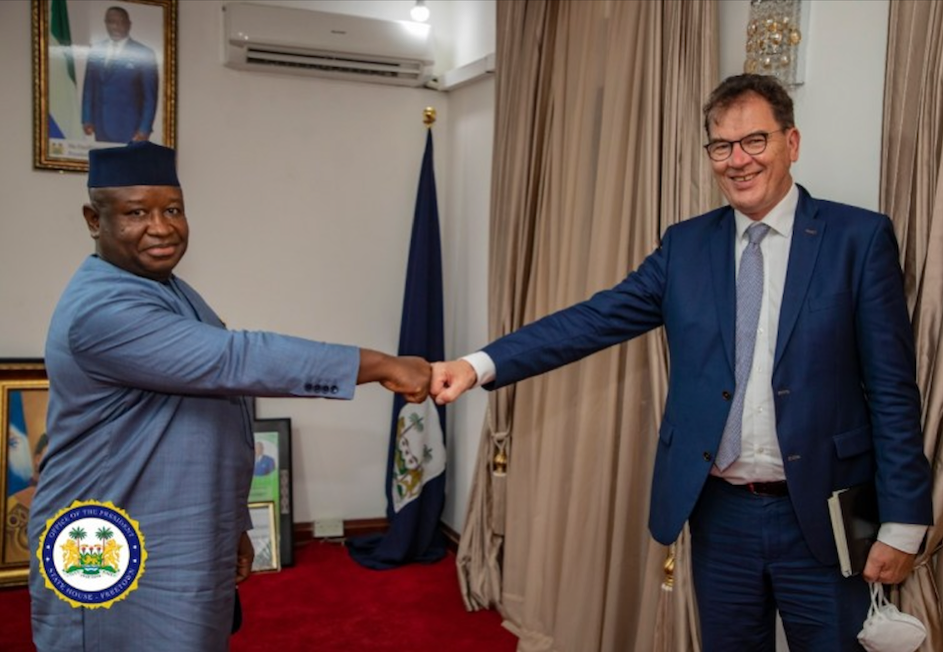 Ebneten am 16. Juni 2021 den Teppich für europäische Investoren DELCORE AG: Sierra Leones Staatspräsident Dr. Julius Maada Bio (57, links) empfing den deutschen Bundesentwicklungsminister Dr. Gerd Müller (65, CSU) im State House in Freetown © State House Media and Communications Unit