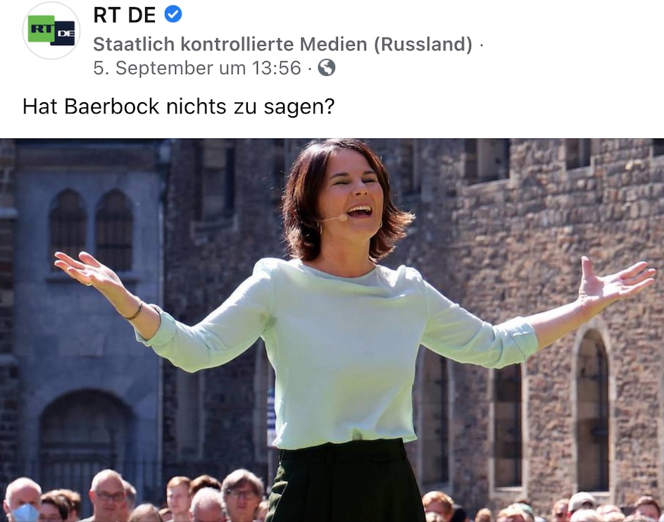 Stimmung im Wahlkampf gegen die Grünen: Am 5. September 2021 postete das russische Staatsmedium die Grünen-Kanzlerkandidatin mit geschlossenen Augen und weit ausgestreckten Armen auf Facebook: „Hat Baerbock nichts zu sagen“ © Facebook.com/rtde vom 7. September 2021