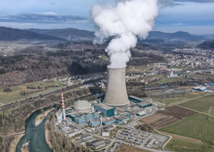 Atomkraftwerke und Gaskraftwerke werden als umweltfreundlich von EU-Gesetzgeber eingestuft - Kernkraftwerk in Gösgen Däniken