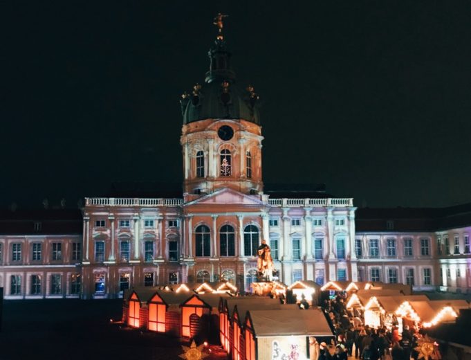 Schloss Charlottenburg mit nächtlicher Beleuchtung und Wiehnachtsmarkt