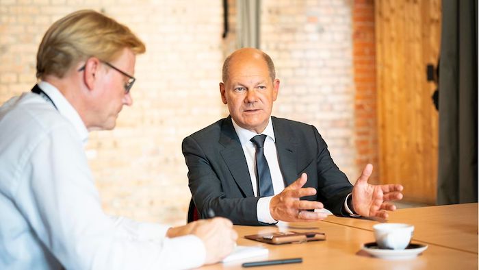 Bundeskanzler Olaf Scholz (64, SPD, rechts im Foto) im Interview mit der Magdeburger Volksstimme ©Bundesregierung/Kugler