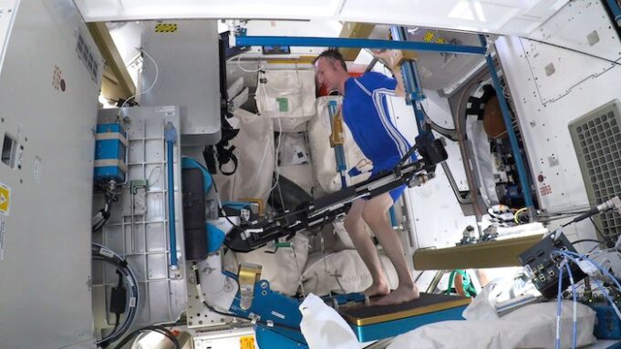 Matthias Maurer unter Strom in der Schwerelosigkeit: Der neuartige Fitnessanzug EasyMotionSkin (EMS) von der EMS GmbH aus Leipzig unterstützte im Dezember 2021 den deutschen ESA-Astronauten Matthias Maurer bei seinem Training auf der Internationalen Raumstation ISS © Pressefoto europäische Weltraumbehörde ESA / US-Weltraumbehörde NASA