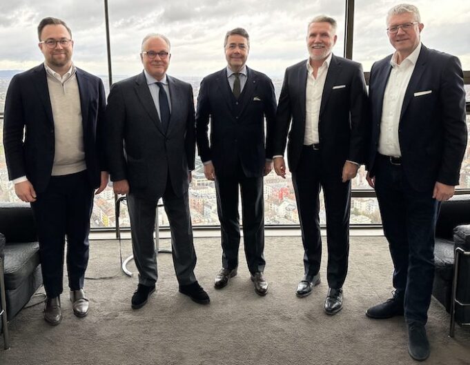 Ole Benjamin Nixdorff (CFO Neon Equity), Prof. Axel Haas (Chairman action press), Prof. Moritz Hunzinger (CEO action press), Thomas Olek (CEO Neon Equity), Rolf Birkert (CEO Deutsche Balaton) © Pressefoto action press AG