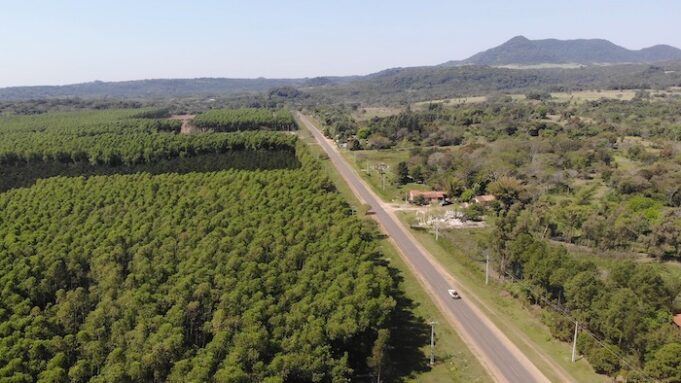 Die geplante Siedlung mit 488 Baugrundstücken befindet sich mitten im Grünen, mit Blick auf das Ybytyruzú-Gebirge, zwischen der Universitätsstadt Villarrica mit vielseitigen Einkaufs- und Freizeitmöglichkeiten und der Colonia Independencia, einer deutschsprachigen Kolonie © La Rivera S.A.