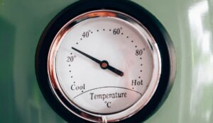 Eine Absenkung der Innenraumlufttemperaturen auf unter 16-18 °C erhöht das Risiko für Schimmelbildung massiv. Eine Raumtemperatur von etwas mehr als 20 °C ist optimal.