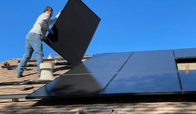 Mit einer PV-Anlage und einem CALEO Wärmesystem kann man komplett unabhängig Strom und Wärme für das eigene Haus erzeugen.