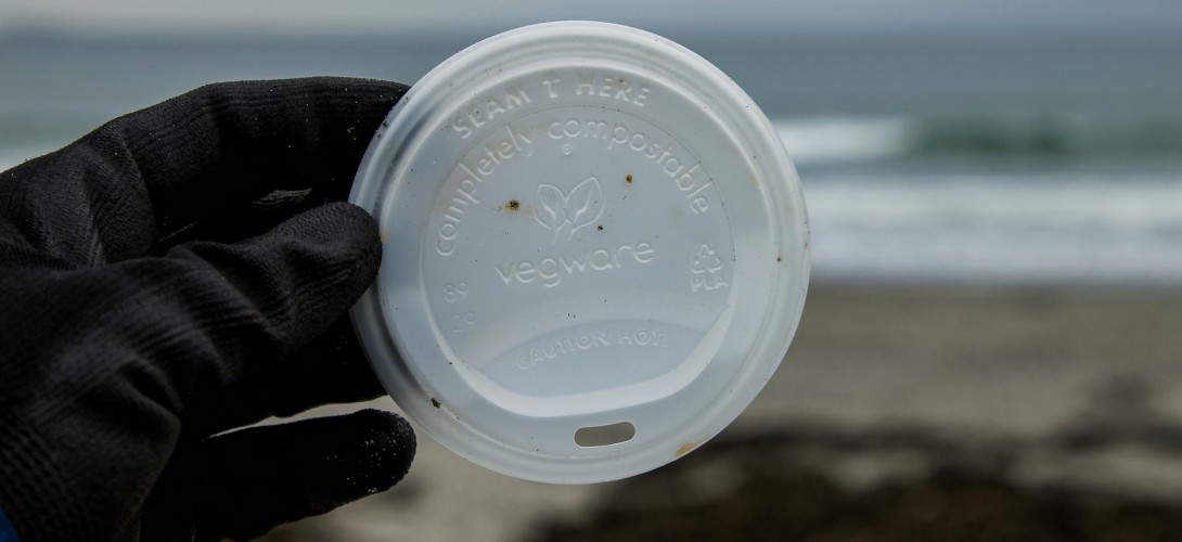 Greenwashing: Ein schönes Blatt auf Plastikdeckeln suggeriert ein umweltfreundliches Produkt