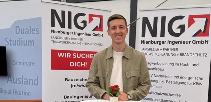 Brandschützer Micha Langreder (32) an einem Messestand seines Familienbetriebes NIG – Nienburger Ingenieur GmbH – Langreder & Partner im niedersächsischen Nienburg © NIG